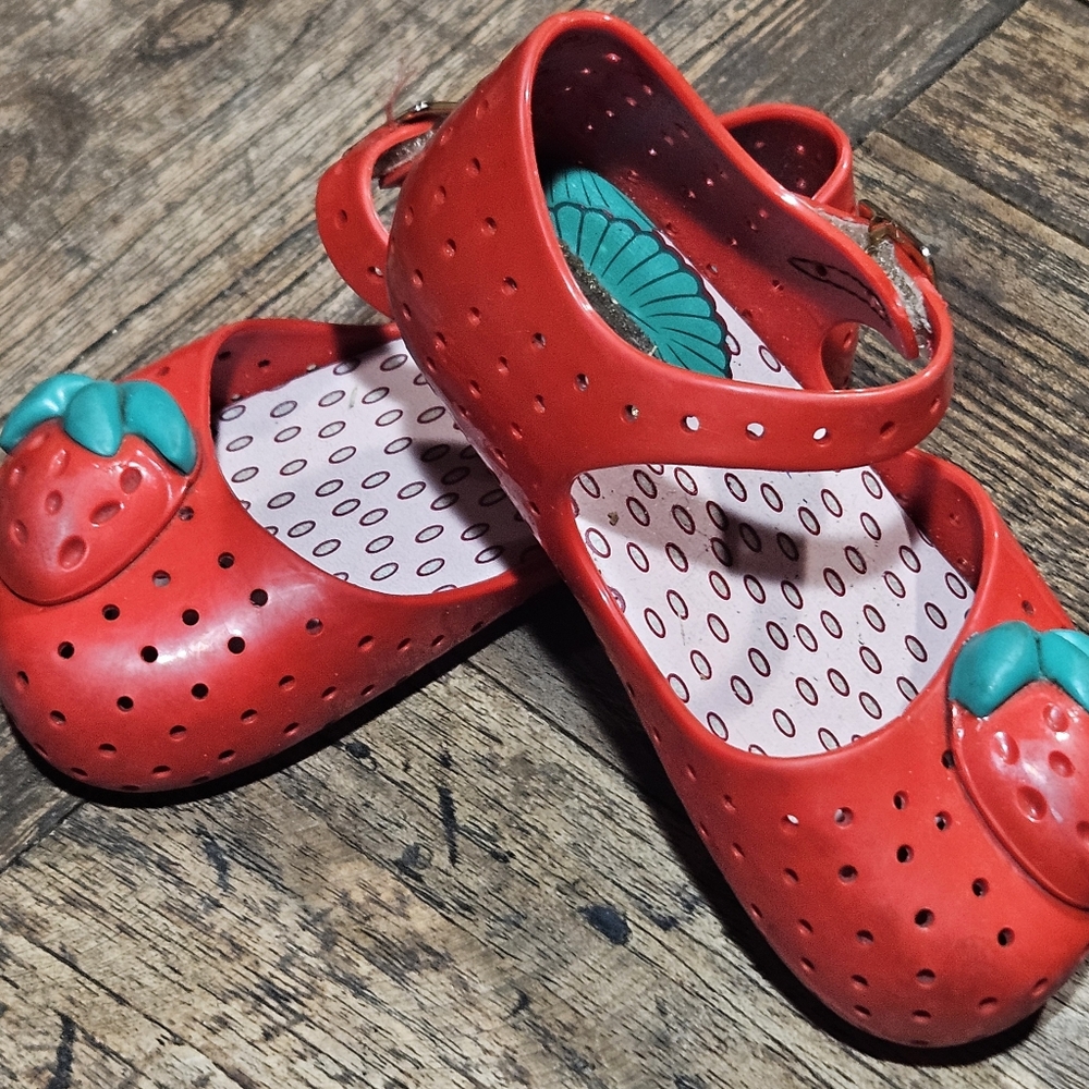 MINI MELISSA   STRAWBERRY SANDALS SZ 7** shadow no stain